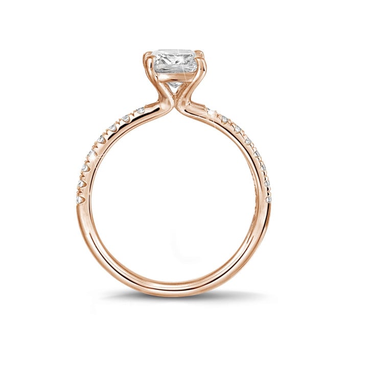 0.70 carats bague solitaire avec un diamant coussin en or rouge avec diamants sur les côtés