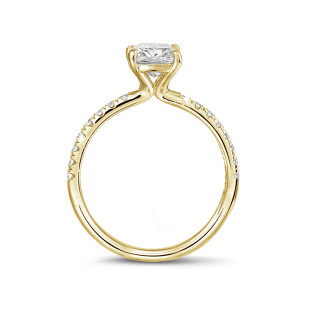 Bagues - 2.00 carats bague solitaire avec un diamant coussin en or jaune avec diamants sur les côtés