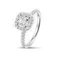 2.00 carats bague solitaire de type auréole avec un diamant coussin en or blanc avec diamants ronds