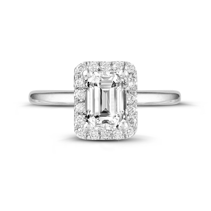 1.00 carats bague solitaire de type auréole avec un diamant taille émeraude en or blanc avec diamants ronds