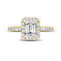 1.00 carats bague solitaire de type auréole avec un diamant taille émeraude en or jaune avec diamants ronds