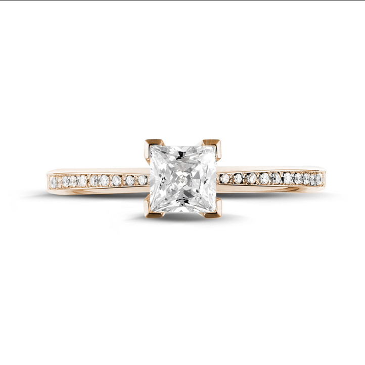 0.50 carat bague solitaire en or rouge avec diamant princesse et diamants sur les côtés