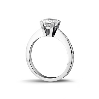 Bijoux en or blanc - Best-sellers - 1.20 carat bague solitaire en or blanc avec diamant princesse et diamants sur les côtés