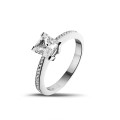 1.20 carat bague solitaire en or blanc avec diamant princesse et diamants sur les côtés