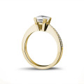 1.20 carat bague solitaire en or jaune avec diamant princesse et diamants sur les côtés
