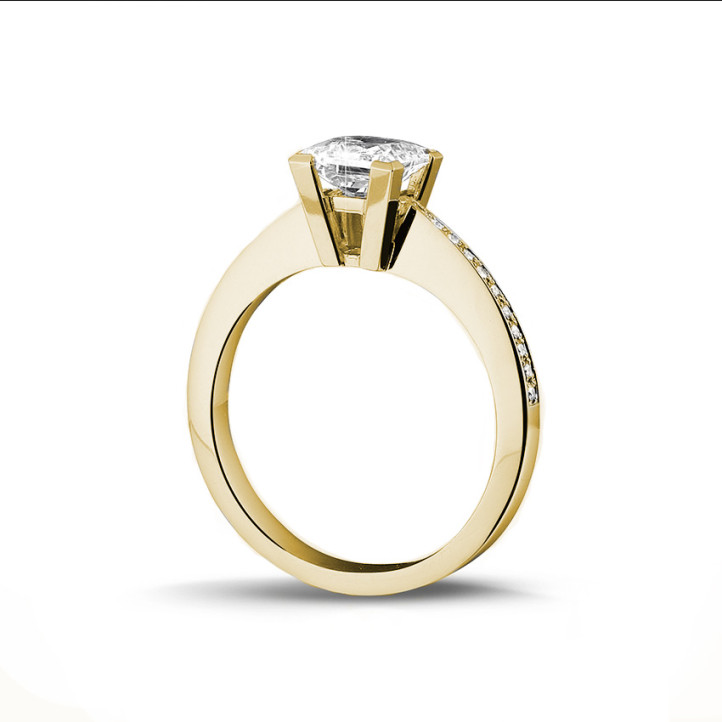 1.20 carat bague solitaire en or jaune avec diamant princesse et diamants sur les côtés