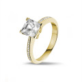 2.50 carat bague solitaire en or jaune avec diamant princesse et diamants sur les côtés