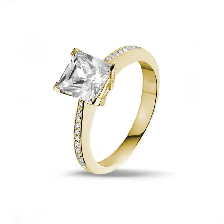 3.00 carat bague solitaire en or jaune avec diamant princesse et diamants sur les côtés
