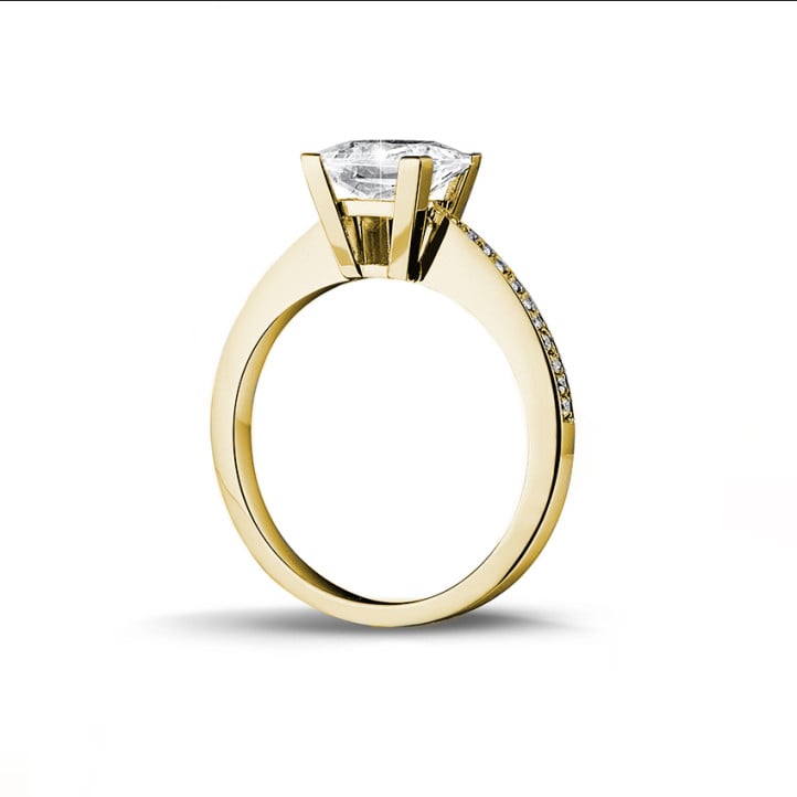 3.00 carat bague solitaire en or jaune avec diamant princesse et diamants sur les côtés