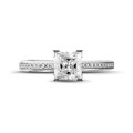 1.20 carat bague solitaire en platine avec diamant princesse et diamants sur les côtés
