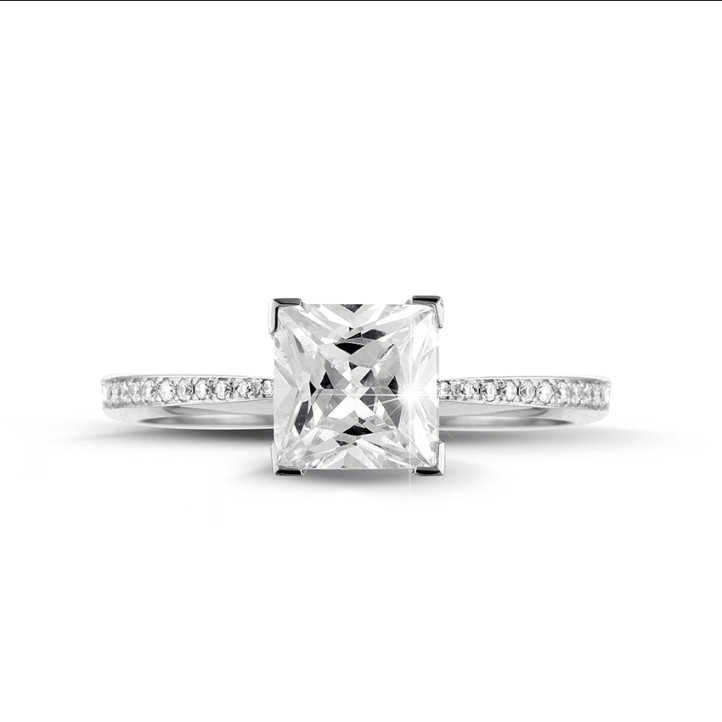 2.50 carat bague solitaire en platine avec diamant princesse et diamants sur les côtés