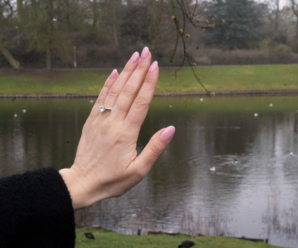 Comment associer la couleur des ongles avec une bague de fiançailles