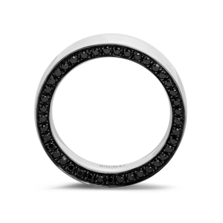 0.70 carat alliance en or blanc avec des petits diamants ronds noirs dans les côtés