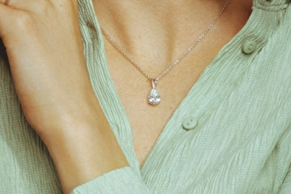 Pendentif avec diamant solitaire de baunat
