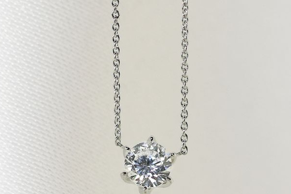 Collier en platine avec pendentif solitaire serti griffes et diamant rond brillant.