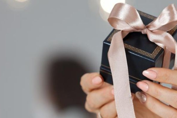 Comment chaque étape traditionnelle est-elle célébrée avec un bijou.