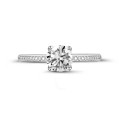 1.00 carat bague solitaire en or blanc avec diamants sur les côtés