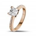1.50 carat bague solitaire en or rouge avec diamant princesse et diamants sur les côtés