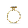 1.50 carats bague solitaire de type auréole avec un diamant princesse en or jaune avec diamants ronds