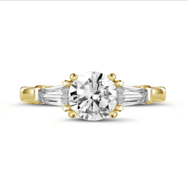 1.00 carat bague trilogie en or jaune avec un diamant rond et deux diamants baguettes de forme conique