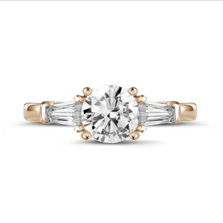 1.00 carat Bague trilogie en or rouge avec un diamant rond et deux diamants baguettes de forme conique