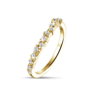 Mariage - 0.12 carat alliance en grappe avec un diamant rond en or jaune