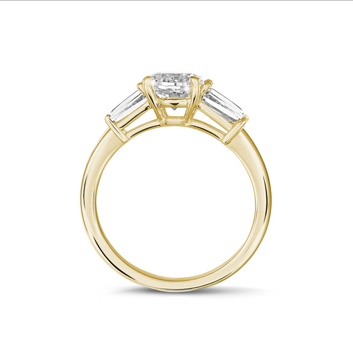 1.00 carat bague trilogie en or jaune avec un diamant en forme de poire et deux diamants baguettes de forme conique