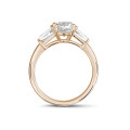 1.00 carat Bague trilogie en or rouge avec un diamant ovale et deux diamants baguettes de forme conique