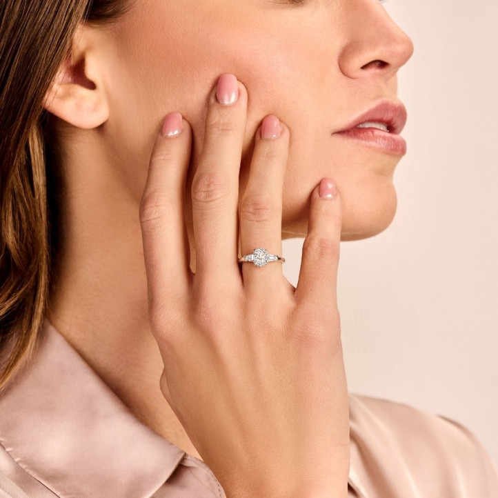 1.00 carat Bague trilogie en platine avec un diamant ovale et deux diamants baguettes de forme conique
