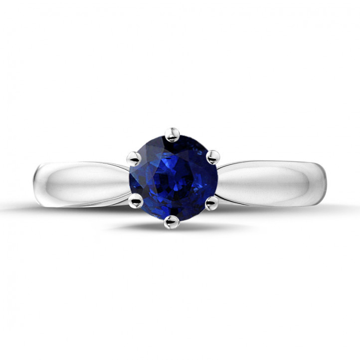 Bague solitaire en or blanc avec un saphir rond