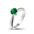 Bague solitaire en or blanc avec une émeraude ronde