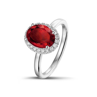 Bague de type auréole en or blanc avec un rubis ovale