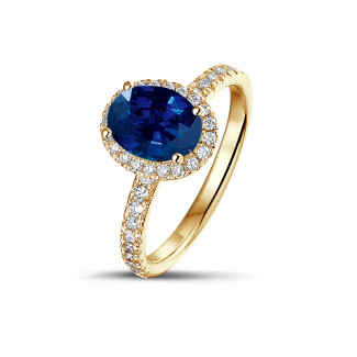 Bague solitaire de type auréole en or jaune avec un saphir ovale et diamants ronds