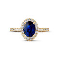 Bague solitaire de type auréole en or jaune avec un saphir ovale et diamants ronds