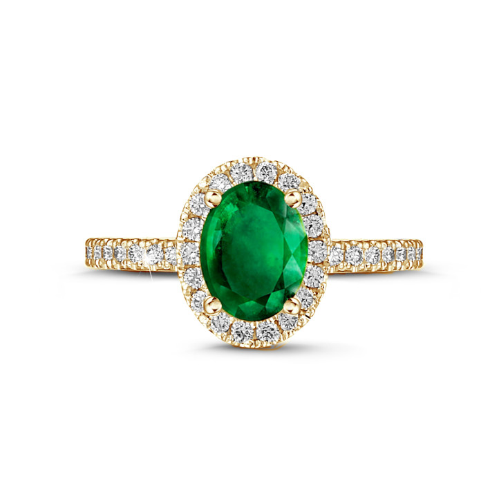 Bague solitaire de type auréole en or jaune avec une émeraude ovale et diamants ronds