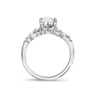 1.00 carat bague solitaire en grappe avec un diamant ovale en or blanc