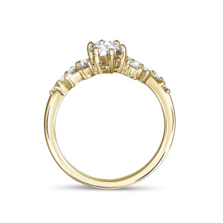 Classics - 1.00 carat bague solitaire en grappe avec un diamant marquise en or jaune