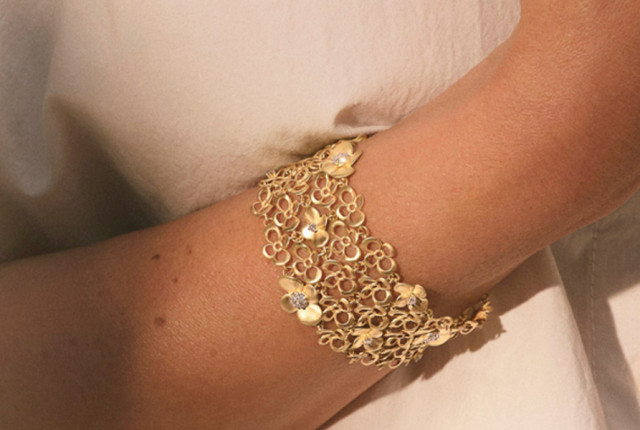 Bracelet en or jaune composé de fleurs ajourées avec petits diamants, style floral délicat