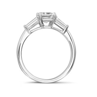 Fiançailles - 1.00 carat Bague trilogie en or blanc avec un diamant de taille Asscher et deux diamants baguettes de forme conique