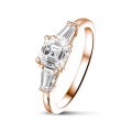 1.00 carat Bague trilogie en or rouge avec un diamant de taille Asscher et deux diamants baguettes de forme conique