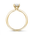0.70 carat bague solitaire avec un diamant de taille radiant en or jaune