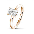 1.00 carat bague solitaire avec un diamant de taille radiant en or rouge