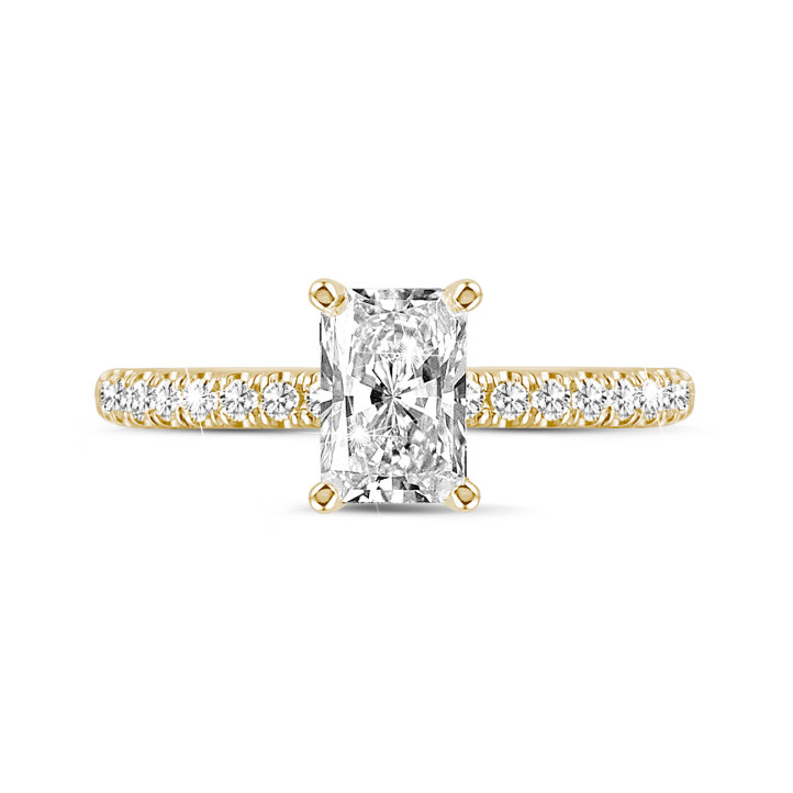 0.70 carat bague solitaire avec un diamant de taille radiant en or jaune avec diamants sur les côtés