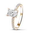 0.70 carat bague solitaire avec un diamant de taille radiant en or rouge avec diamants sur les côtés