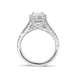 Fiançailles - 1.00 carats bague solitaire en or blanc avec un diamant taille émeraude et diamants sur les côtés