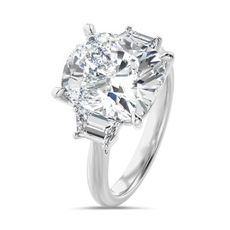 Bague trilogie sur mesure, sertie d'un diamant taille coussin.