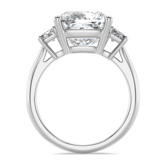 Bague trilogie sur mesure, sertie d'un diamant taille coussin.