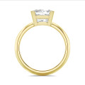 Bague solitaire sur mesure avec un diamant de taille princesse