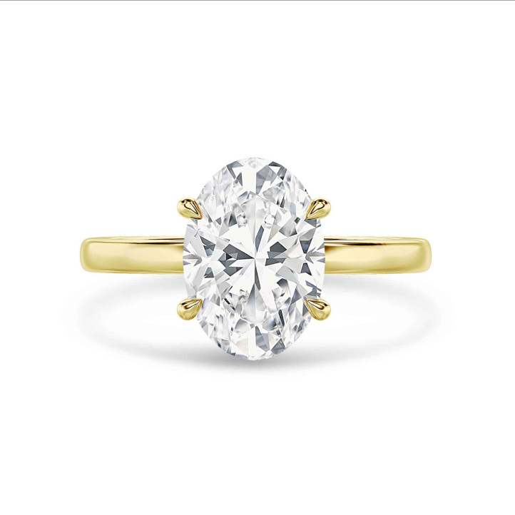 Bague sur mesure avec un halo caché et un diamant taille ovale.