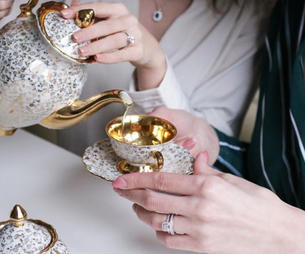 une personne porte une bague d'amour de soi et un collier, tandis que l'autre a une bague de fiançailles